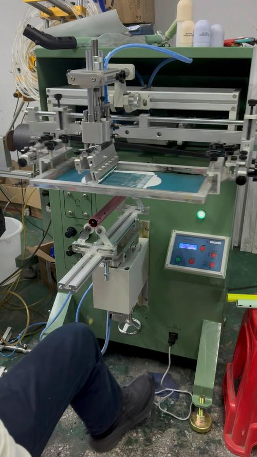 膏霜瓶丝印机塑造全新化妆品–––广州云月印刷设备 膏霜瓶丝印机塑造全新化妆品–––广州云月印刷设备